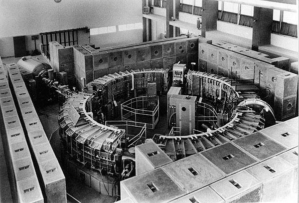 Рис. 1. Электронное накопительное кольцо в лаборатории во Фраскати