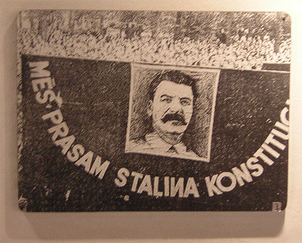 Рис. 1. Надпись на транспаранте — «Мы просим сталинскую конституцию», в слове «Сталин» не в ту сторону повернута буква N. Источник: Музей оккупации Латвии