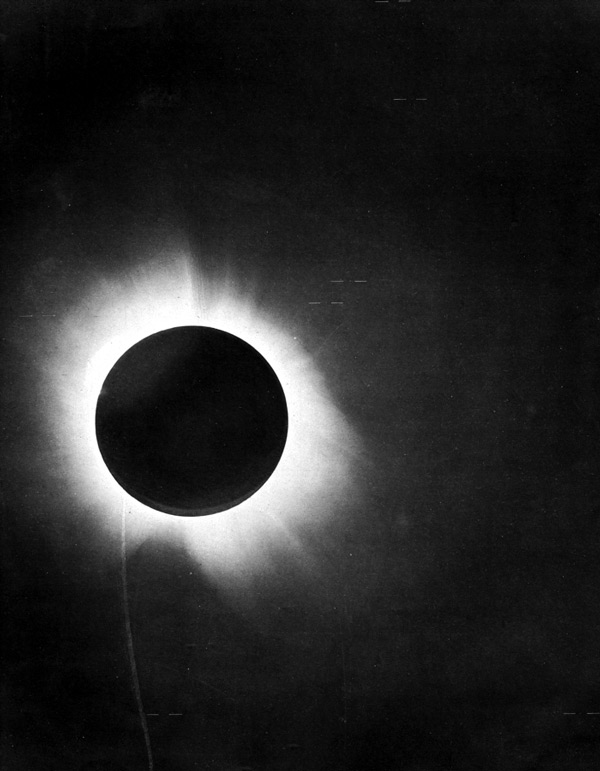 Фотография Солнца во время полного затмения, сделанная Эддингтоном во время экспедиции на остров Принсипи