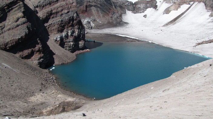 Кислотное озеро на вулкане Горелый