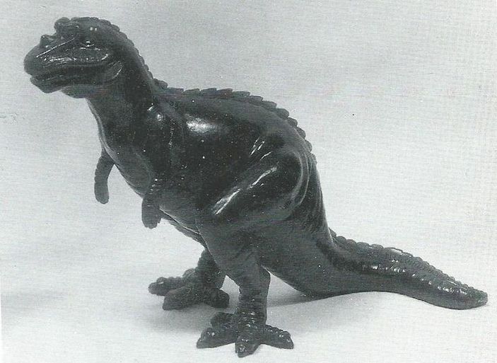 Еще целая фигурка динозавра