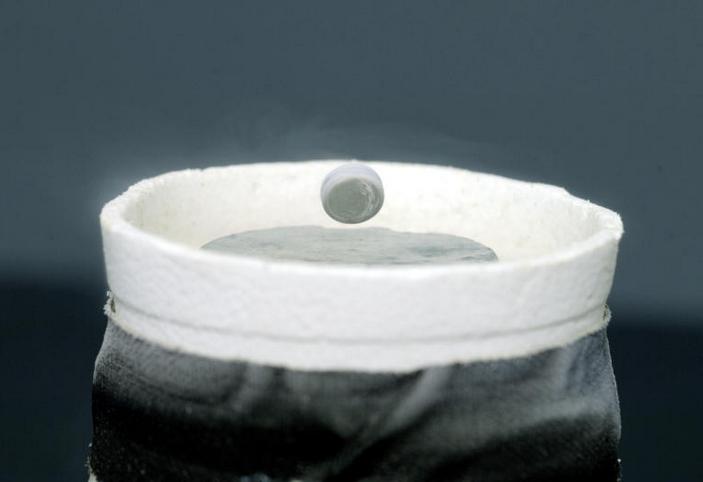 Левитация магнита из неодима над оксидом иттрия-бария-меди