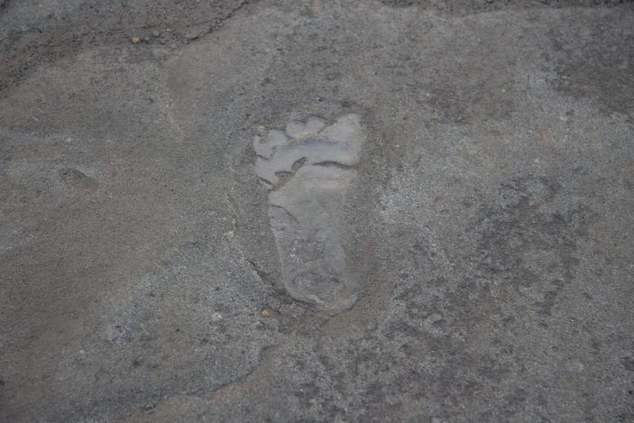 След древнего человека