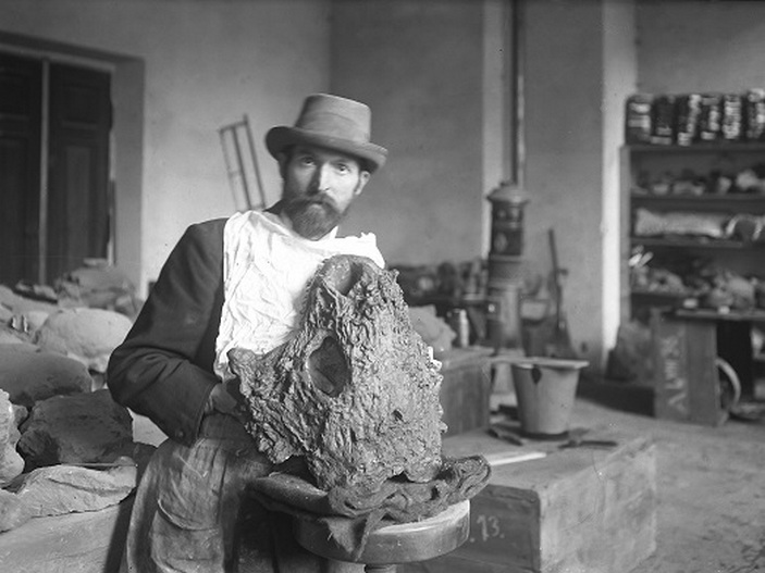 Препаратор с черепом