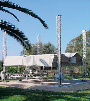 Строительный 3D-принтер имеет раму размером 7,5×7,5 м, по которой движется держатель с печатающей головкой. По мере возведения здания рама поднимается вверх по четырём стойкам.