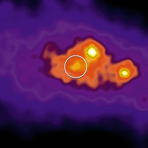 Лебедь X-3. Система Лебедь X-3 представляет собой пару из горячей массивной звезды и компактного релятивистского объекта (нейтронной звезды или черной дыры), который выбрасывает джеты — релятивистские струи вещества, излучающего в радиодиапазоне. Астрономы называют такие объекты микроквазарами, поскольку по своим свойствам — излучение в очень широком диапазоне, быстрое изменение блеска и радиоизлучающие джеты — они напоминают квазары и блазары с очень массивными черными дырами в центре, но в миниатюре. На иллюстрации – фото, сделанное в гамма-диапазоне космической гамма-обсерваторией Fermi в области созвездия Лебедя. Кружком обведен Лебедь X-3, впервые обнаруженный в 1966 году как мощный источник рентгеновского излучения. Более яркие точки — это пульсары. Изображение: «Популярная механика»
