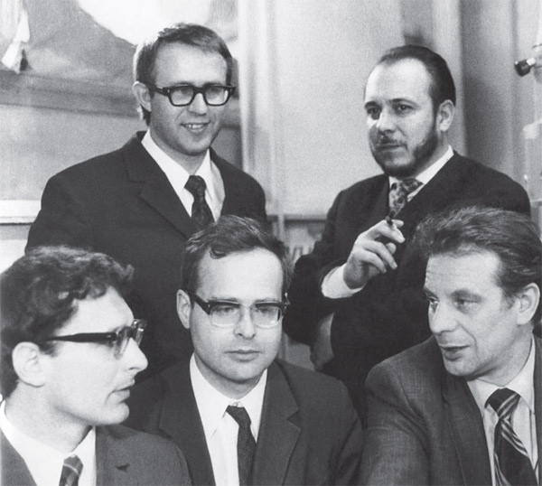 Физико-технический институт, группа Алферова, 1970 г. (слева направо): Дмитрий Гарбузов, Вячеслав Андреев, Владимир Корольков, Дмитрий Третьяков и Жорес Алферов. Изображение: «Экология и жизнь»