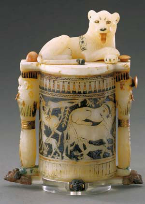 Сосуд для косметики, вырезанный из куска кальцита. Найден в захоронении Тутанхамона (около 1350& г. до н.э.)