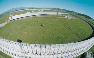 Радиотелескоп РАТАН-600 с кольцевой многоэлементной антенной переменного профиля диаметром 600 м — один из самых больших современных радиотелескопов — построен в Карачаево-Черкесии на высоте 970 м над уровнем моря. Изображение: «Наука и жизнь»