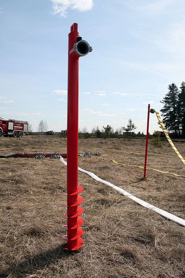 Инъекция. Сухой торф очень плохо смачивается водой, поэтому нельзя рассчитывать залить тлеющий очаг с поверхности. В окрестности очага с земли ввинчивается полый бур, через который закачивается жидкость — как лекарство через шприц. Длины бура должно хватить на всю мощность торфяной толщи, порой доходящей до 5–6 м и более. Эту процедуру не стоит путать с обводнением торфяников — в данном случае речь идет не о тушении, а об исключении возможности пожара впредь. Фото: «Популярная механика»