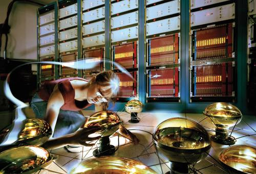 Нейтрино пришло в физику почти на год раньше дираковского антиэлектрона и совсем другим путем. Поль Дирак сделал вывод о существовании электрона с положительным зарядом, пытаясь найти разумную интерпретацию парадоксальных решений своего уравнения. А нейтрино как чисто теоретическое допущение было придумано другим великим физиком без всякого формально-математического обоснования, в каком-то смысле — просто от отчаяния. Изображение: «Популярная механика»