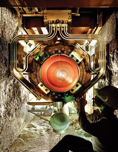 Эксперимент Minos (Main Injector Neutrino Oscillation Search) предназначен для наблюдения нейтринных осцилляций. По разнице в количестве зарегистрированных мюонных нейтрино с двух детекторов (один в Fermilab, второй — в 720 км от него, в Миннесоте) можно будет сделать вывод о наличии осцилляций. Изображение: «Популярная механика»