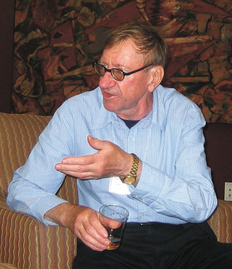 Во время конференции по биомолекулярной стереодинамике в Олбани (штат Нью-Йорк) в июне 2007 года. Это последняя из конференций в Олбани, в которой Хром смог принять участие. Впервые на конференциях в Олбани (которые продолжают проводиться по нечетным годам и сейчас) Хром побывал в 1983 году