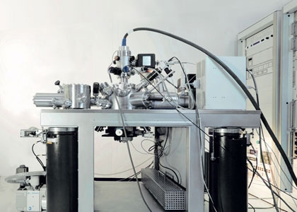 Для точного позиционирования образца, имеющего наноразмеры, в британской установке используется камера сверхвысокого вакуума и четыре туннельных микроскопа. Машина предназначена для разработки, сборки, тестирования и ремонта наномеханических конструкций, то есть имеет скорее не научное, а научно-прикладное значение