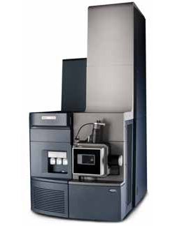 Времяпролетный масс-спектрометр, который может сочетаться как с жидкостным, так и с газовым хроматографом (производитель WATERS)