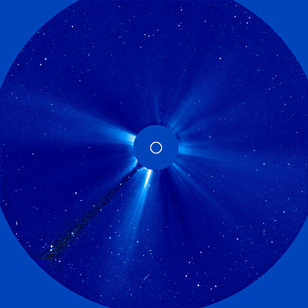 Типичный снимок с телескопа-коронографа С3. Центр перекрыт круглой заслонкой, положение Солнца внутри неё показано белым кружком; чёрная диагональная полоса — держатель заслонки; светлые полосы — свечение околосолнечной плазмы; многочисленные точки ближе к периферии — звёзды и приборные артефакты. Изображение с сайта lasco-www.nrl.navy.mil