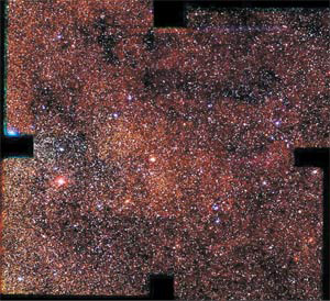 Изображение области галактической плоскости вблизи центра Галактики, полученное при помощи российско-турецкого телескопа РТТ-150 (Буренин и др., 2009 г.). Хорошо видны области, в которых излучение далеких звезд поглощено межзвёздной пылью (темные области вокруг центра изображения). Видно, что наблюдения телескопа «Chandra» направлены в «окно», более или менее свободное от межзвёздной пыли. Изображение: «Наука и жизнь»