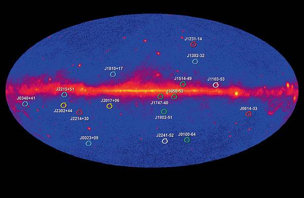 Обнаружение гамма-всплесков — не единственная задача космического телескопа Fermi. Гамма-картирование неба, проведенное с помощью его инструментов, выявило несколько «неопознанных» источников гамма-излучения. Позднее они были идентифицированы как 17 новых пульсаров (на карте они обозначены кружочками, яркая горизонтальная полоса — наш Млечный путь). Изображение: «Популярная механика»