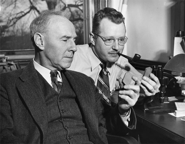 Рис. 3. Выдающиеся американские экспериментаторы Н. Л. Боуэн (справа) и О. Ф. Таттл