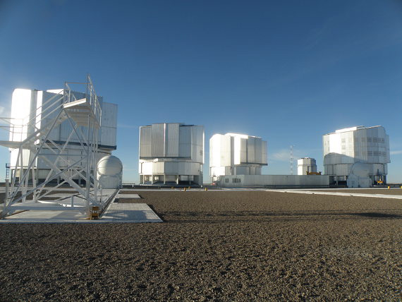 Вид на комплекс 8-метровых телескопов VLT