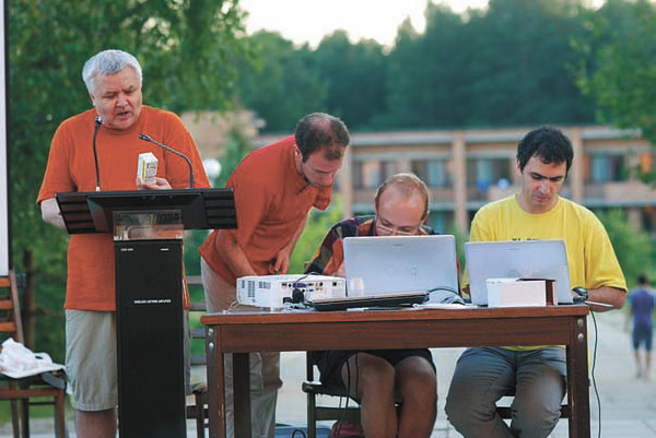 Члены оргкомитета проводят вечернюю игру: Максим Кронгауз, Антон Cомин, Александр Пиперски, Борис Иомдин