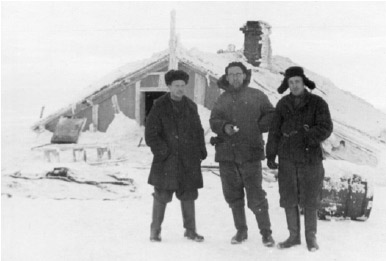 На фоне отвоеванного у льда дома: Вячеслав Маркин, Александр Кренке, Иван Пархоменко. Изображение: «Химия и жизнь»