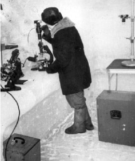 Татьяна Псарева за работой в ледовой лаборатории. Фото М.Г.Гросвальда. Изображение: «Химия и жизнь»