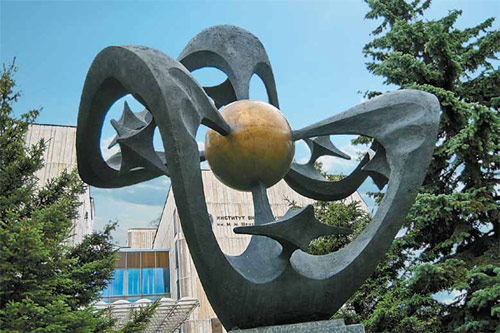 Лужайку перед главным входом в Институт биоорганической химии АН СССР (ныне — РАН) украшает не бюст какого-нибудь именитого учёного, а скульптурная композиция, изображающая изящную пространственную структуру калиевого комплекса валиномицина. Фото Алексея Флоринского