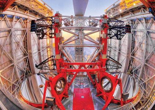 Телескопы занимают особое место среди научного инструментария. До начала XX века наука была предприятием камерным, приборы для любого эксперимента умещались на одном-двух лабораторных столах, но телескопы еще в далекой своей юности выросли до десятков метров. Изображение: «Популярная механика»