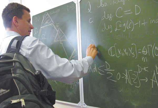 А. Окуньков на конференции «Классические группы, взгляд из бесконечности» в ИППИ РАН, 13-14 августа 2009 года. Изображение: «Троицкий вариант»