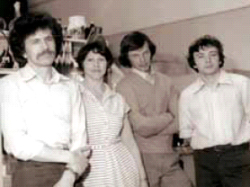 А. Г. Плетнев (крайний слева) — руководитель группы «расшифровщиков» генома вируса клещевого энцефалита (изображение: «Наука из первых рук»)