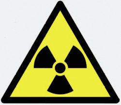 Традиционный символ радиоактивности — трилистник, состоящий из ядра и трех лепестков. Считается, что последние символизируют три основных вида ионизирующего излучения, испускаемого при радиоактивных распадах (α, β и γ), хотя авторы знака, введенного в 1948 г. в Национальной лаборатории им. Лоуренса в Беркли, не предполагали такую трактовку. Изображение: «Троицкий вариант»