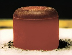 Теплоизолированная таблетка, спрессованная из оксида плутония-238, раскалена докрасна энергией, выделяющейся при его α-распаде. Фото LANL