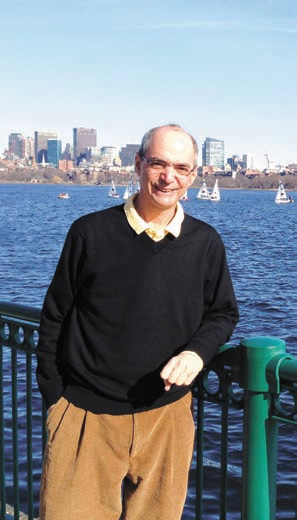 Дэн Ротман на фоне реки Чарльз, неподалеку от кампуса Массачусетского технологического института (Кембридж, Массачусетс, США)