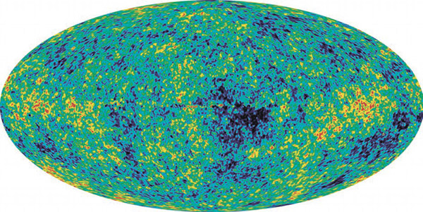 Рис. 1. Карта флуктуаций реликтового излучения, полученная космическим аппаратом WMAP после вычитания фона и дипольной компоненты. Последняя связана главным образом с эффектом Доплера от движения Солнечной системы. Вычтенный фон связан главным образом с галактикой и отдельными внегалактическими источниками. Флуктуации по сравнению со средним уровнем реликтового излучения невелики — всего 10-5 по порядку величины. Изображение: «Троицкий вариант»