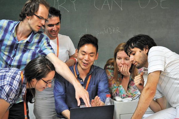 Международное жюри перед таблицей с результатами. Габриела Хладник (Словения), Алексей Пегушев (Латвия), Борис Иомдин (Россия), председатель программного комитета и жюри Джей Кью Ли (Южная Корея), редактор украинского текста Олена Сирук (Украина), Божидар Божанов (Болгария)