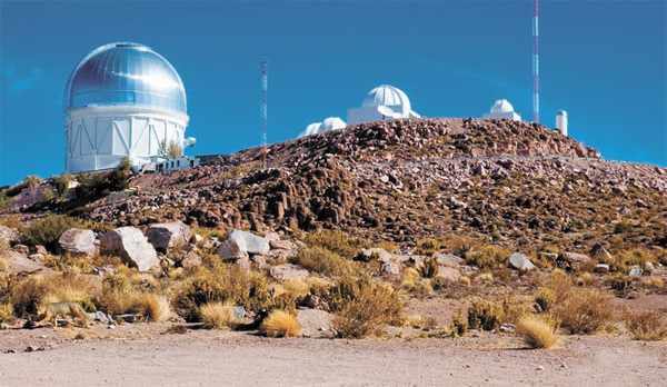 Обсерватория Серро-Тололо в Чили. На переднем плане 4-метровый телескоп Blanco. Фото: M. Urzúa Zuñiga/Gemini Observatory