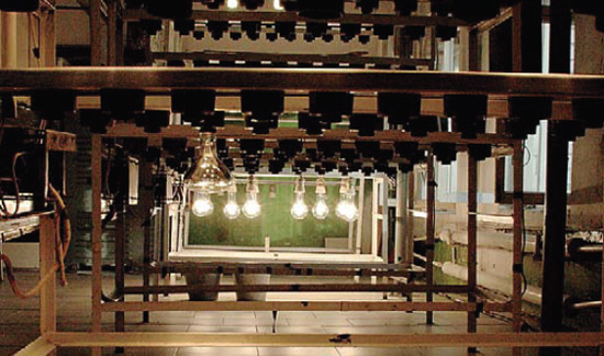 Каждая партия готовых ламп проходит проверку светового потока на фотометре. Фото: «Наука и жизнь»