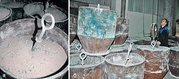 (а) Из такой шихты с добавлением стеклянных осколков варят обычное бесцветное стекло. (б) Стекловар Николай Калинин с помощью мощного тельфера переносит ёмкость с шихтой в стекловаренную печь. Фото: «Наука и жизнь»