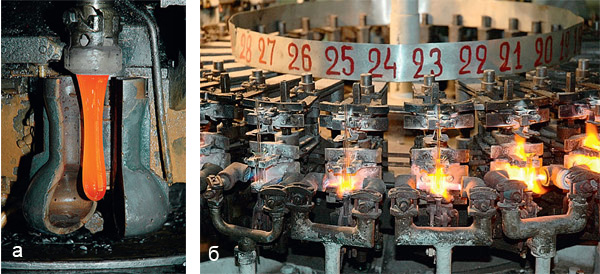 (а) Заготовка — раскалённая стеклянная капля — попадает в форму и под давлением воздуха превращается в колбу. (б) Огонь в жизни лампочки появляется задолго до того, как она начинает светить, уже на стадии изготовления штенгеля — трубочки для откачки из колбы воздуха и заправки азотно-аргонной смесью. Фото: «Наука и жизнь»