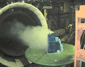 Аэродинамические испытания модели комплекса административных зданий на проспекте Маршала Жукова. Изображение: «Наука и жизнь»