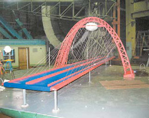 Мост через Москву-реку в районе Серебряного Бора тоже вначале испытывался на ветровую устойчивость. Изображение: «Наука и жизнь»