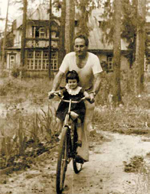 После непростого рабочего дня полчаса полного отключения от дел — велосипедная прогулка с дочкой Машей вокруг своего большого дома, как всегда временного. Саров, 1953 год. Фото: «Наука и жизнь»