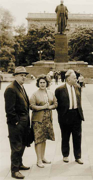 Д. А. Франк-Каменецкий (справа) с одним из руководителей советских атомных проектов К. И. Щёлкиным на экскурсии в Киеве. Фото: «Наука и жизнь»