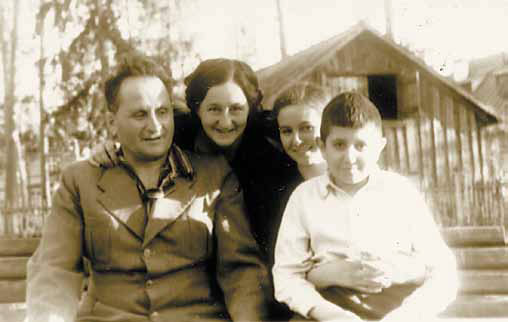 Д. А. Франк-Каменецкий с женой Еленой Ефимовной, дочерью Тэмой и сыном Максимом во дворе своего дома в Сарове. 1950 год. Фото: «Наука и жизнь»