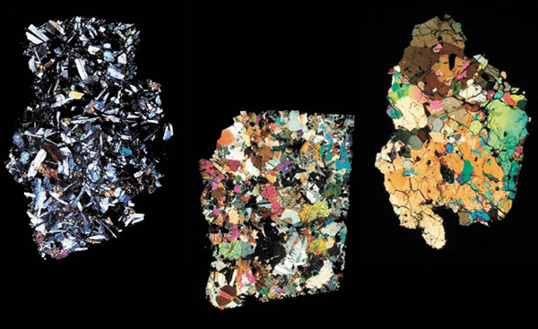 Срезы трех HED-метеоритов через поляризующий микроскоп. Структура метеоритов показывает, что они кристаллизовались при разных температурах. Фото University of Tennеssее