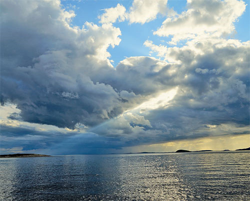 Ветер, дующий с океана, приносит влагу на сушу. Эта влага конденсируется в зонах пониженного давления, затягивая воздух из прилегающих областей.