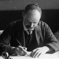 Карл Шварцшильд в своем рабочем кабинете