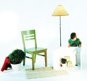 Двухлетний ребенок не понимает символического соотношения между моделью комнаты и самой комнатой. Мальчик видит игрушку, спрятанную за растением в модели, но не догадывается заглянуть за растение в настоящей комнате (фото: «В мире науки»)