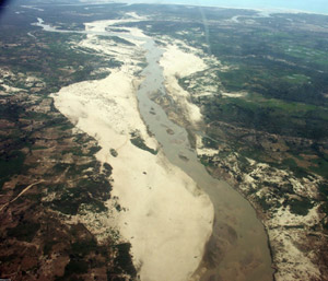 Уничтожение влажных лесов Мадагаскара и наступление песков. Аэроснимок (фото с сайта images.wildmadagascar.org)